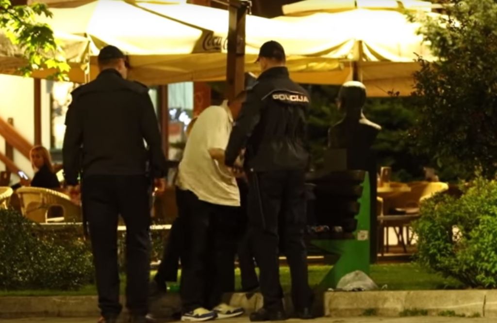 VIDEO: Popolnoma brez sramu: na ulici jo je drgnil po mednožju