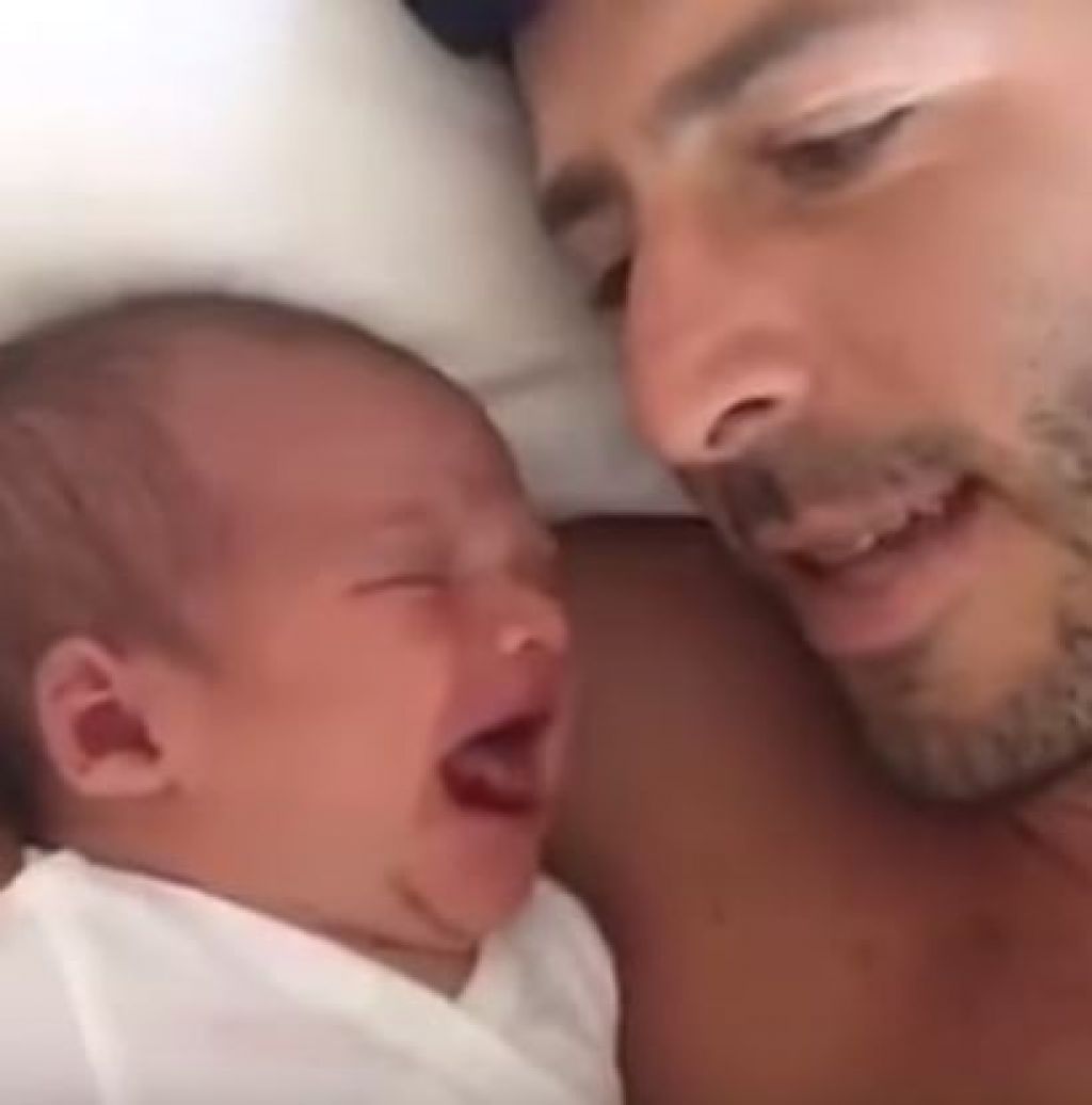VIDEO: Očka odkril način, kako dojenček neha jokati