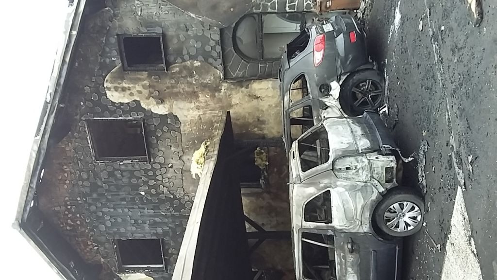 FOTO: Požar uničil hišo in štiri avtomobile 