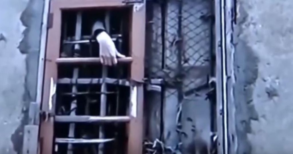 VIDEO: Starši so ga imeli 30 let zaprtega v kletki