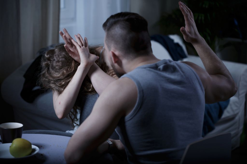 Nasilje v družini: fizično in psihično obračunaval s partnerico
