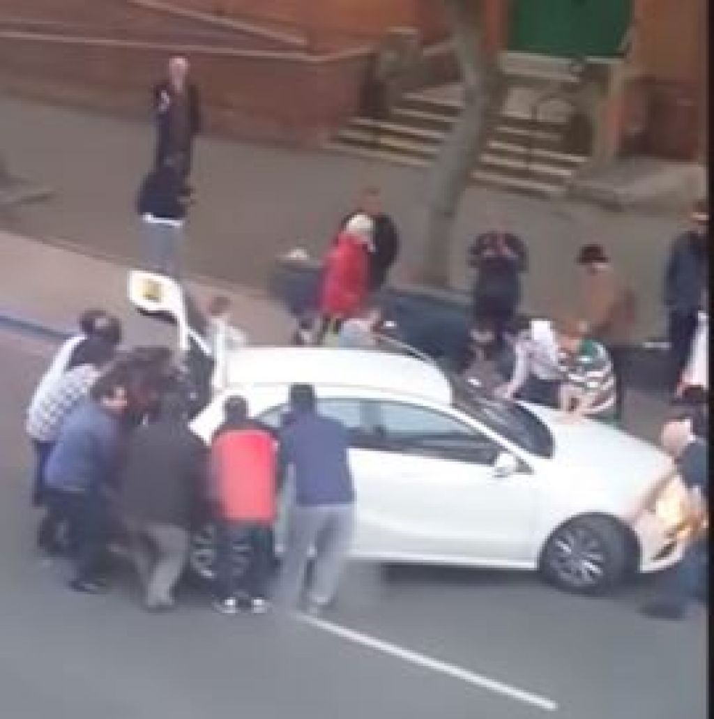 VIDEO: Rešitelji s 7-letnika dvignili avto