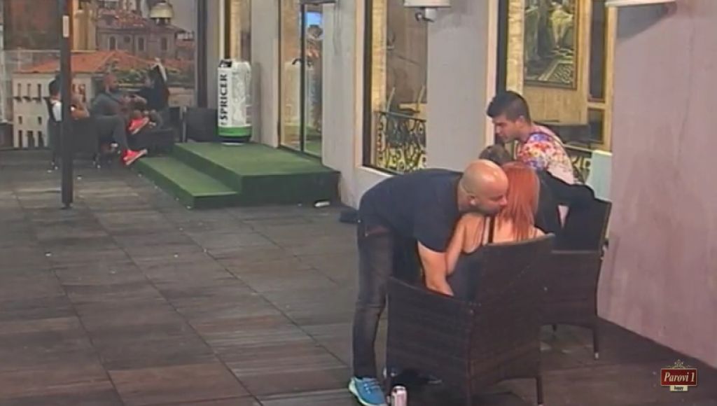 VIDEO: Mili ne more brez Mirele: kamere spet ujele, kako jo je poljubljal