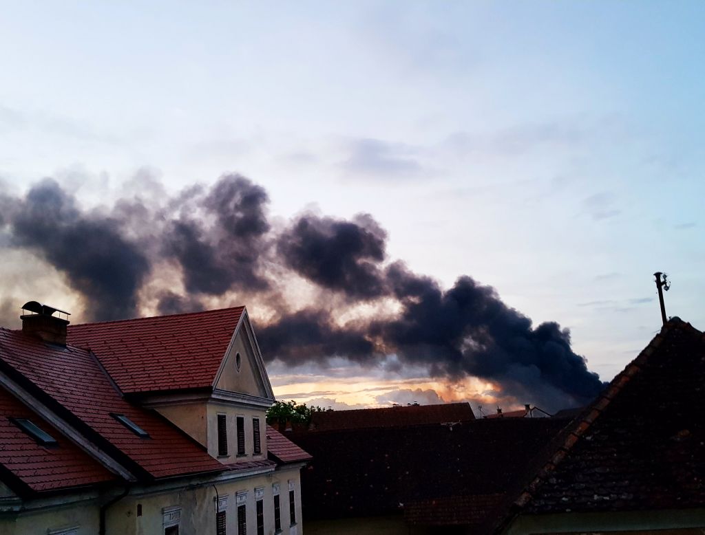 Velik požar na Vrhniki: Gori kemična tovarna, sproščajo se strupeni plini