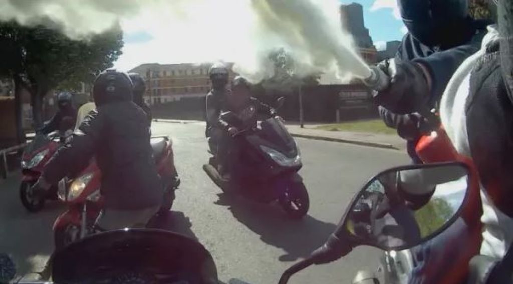 VIDEO: Tolpa sredi dneva napadla motorista in mu ukradla motor