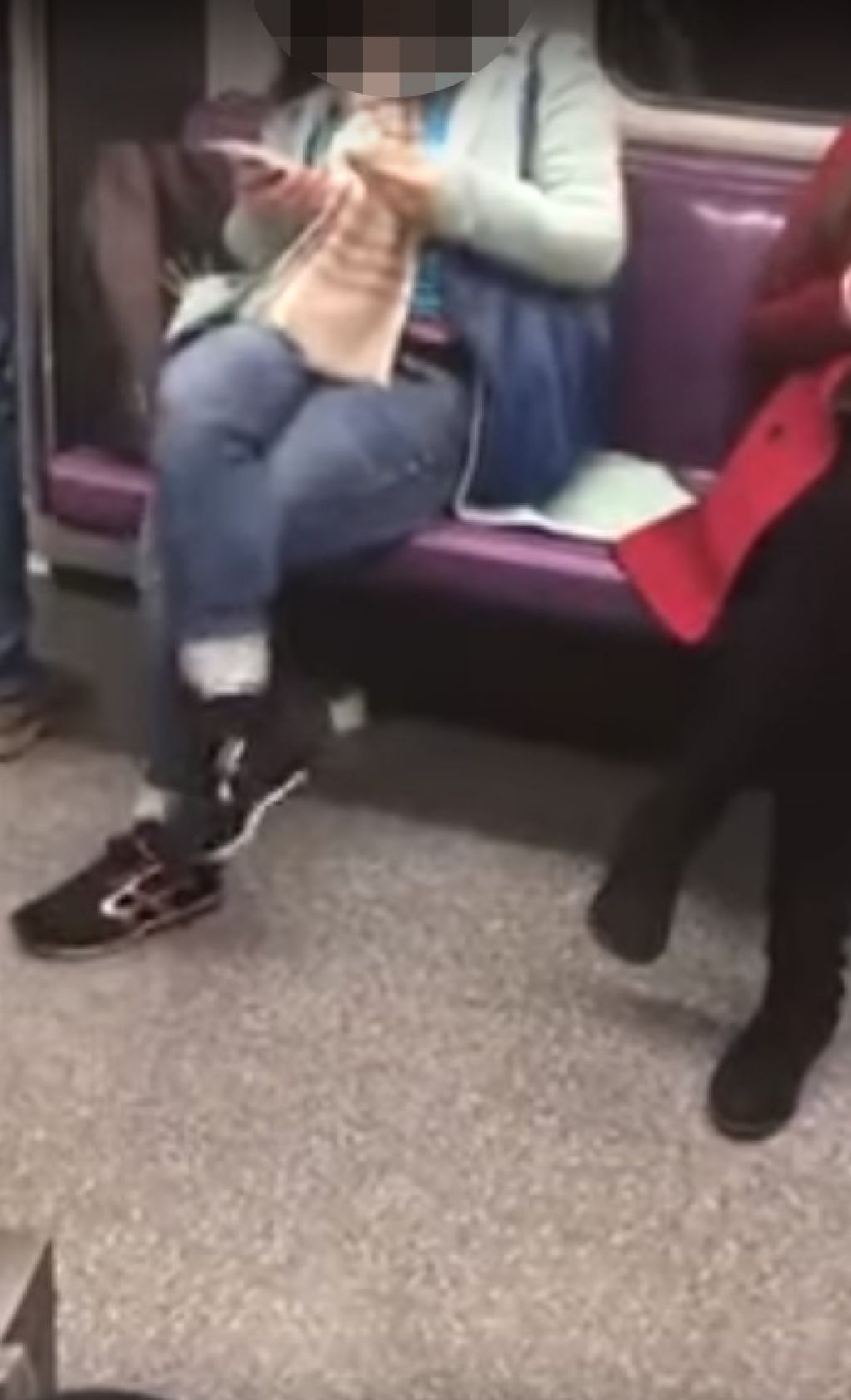 VIDEO: Joj, kaj pa dekle počne z roko v hlačkah?!