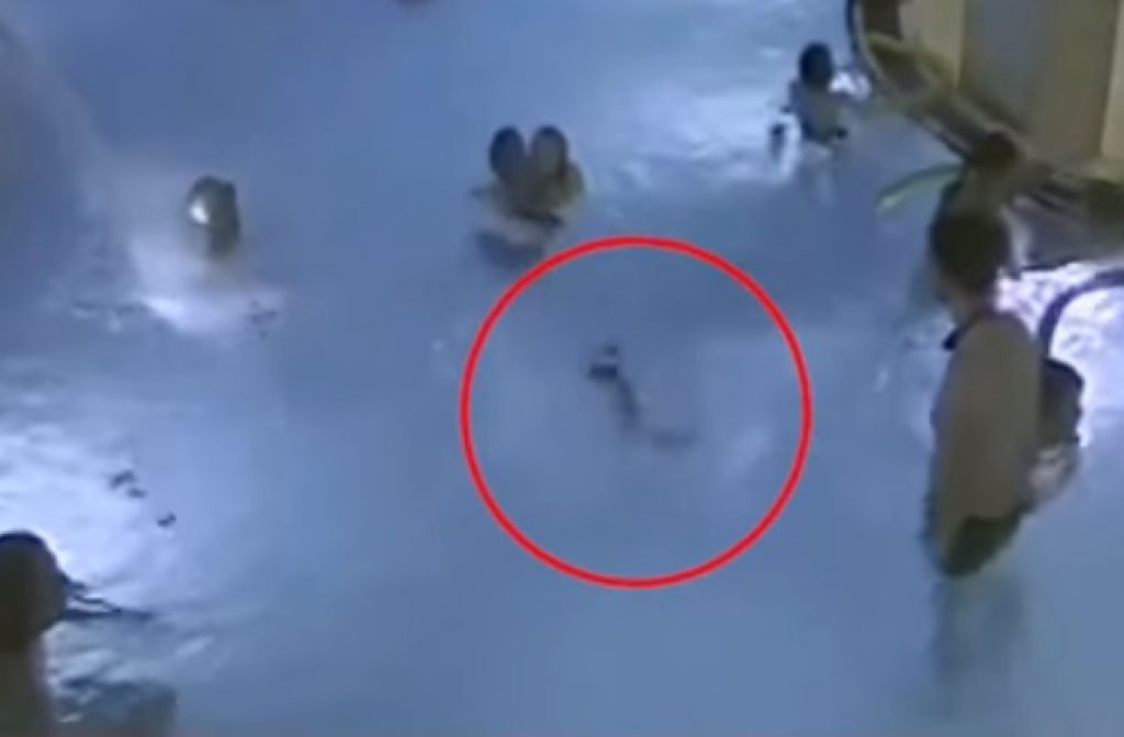 VIDEO: Pretresljivi prizori: deček (5) se je utapljal, kopalci brezbrižni