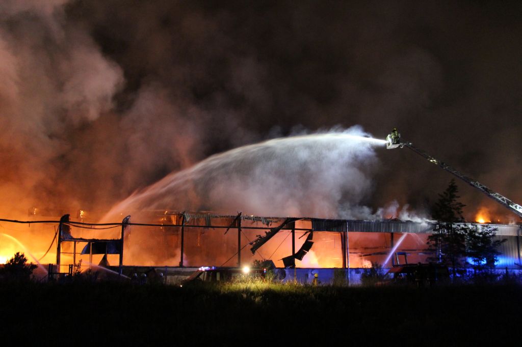 FOTO: Ponoči je ogenj pogoltnil podjetje z odpadki