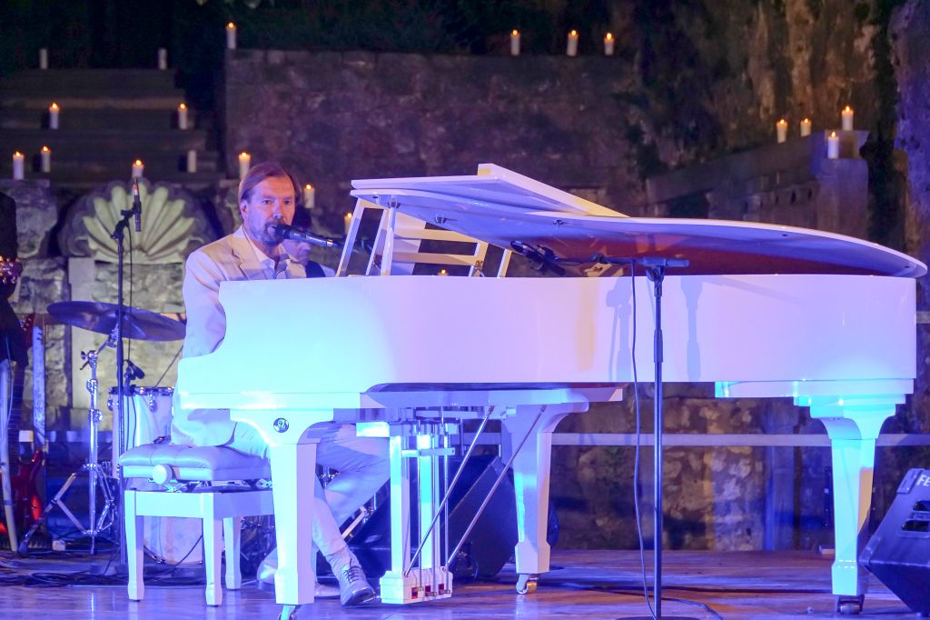 FOTO: Gianni Rijavec na razprodanem koncertu razvnel publiko