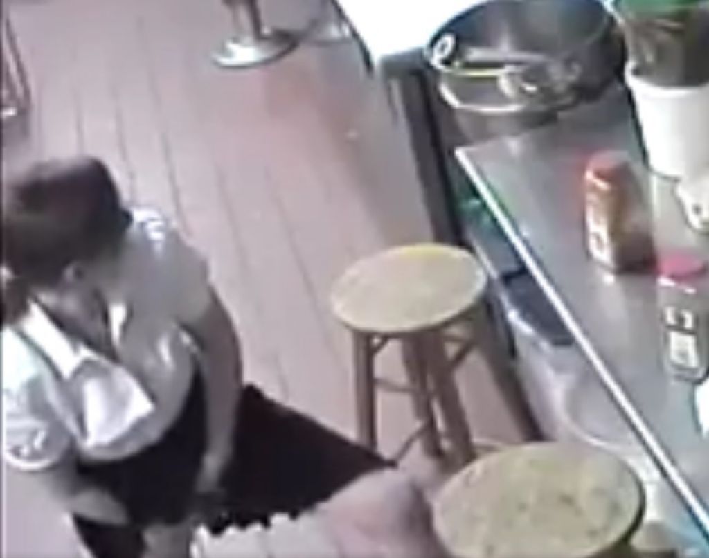 VIDEO: Ste kosili v tej restavraciji? Poglejte, kam je vtaknila klobaso