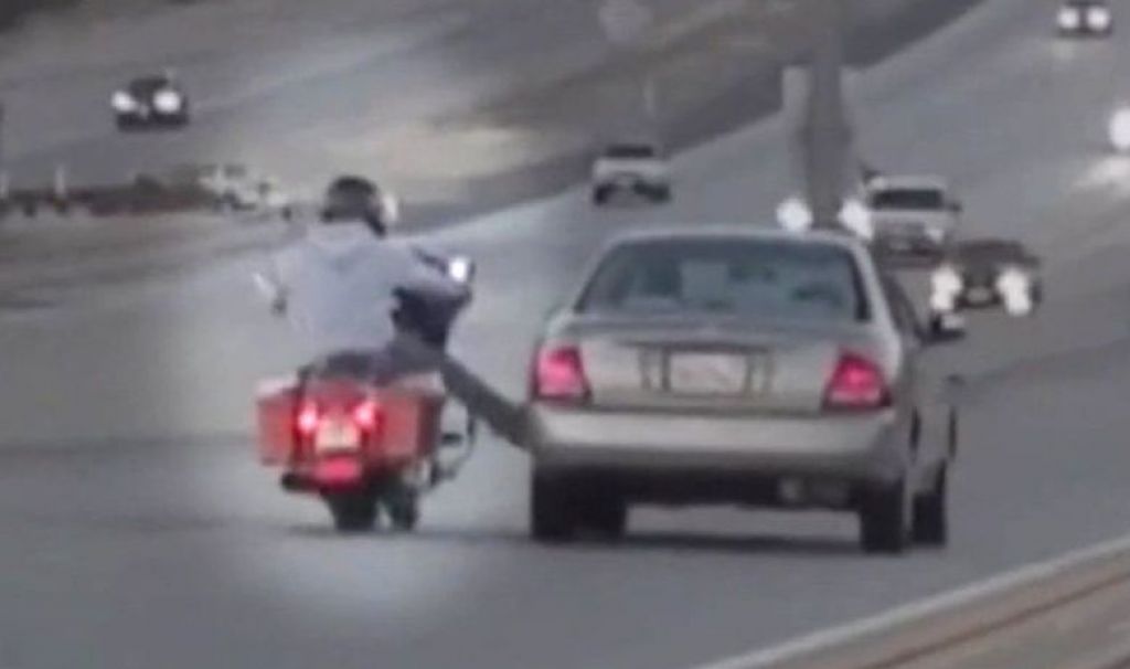 VIDEO: Posnetek, ki je šokiral: jezni motorist z brco povzročil ...