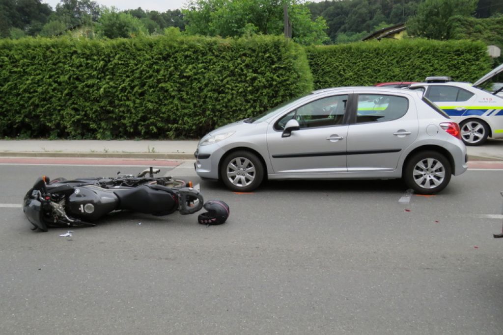 FOTO: Motoristko odbilo, v avto je trčila z glavo
