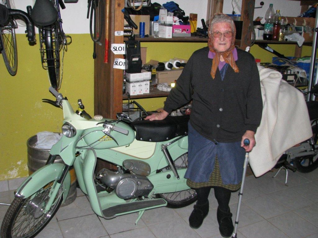 FOTO: Pri 84 letih bi vozila moped, če le kolki ne bi škripali