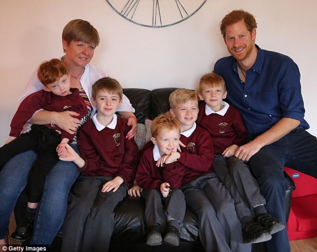 FOTO: Princ obiskuje bolne otroke