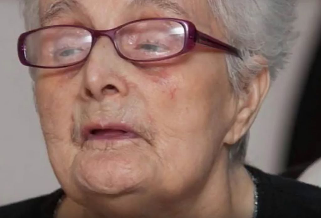 VIDEO: Skrita kamera ujela negovalko, ko je dementni bolnici v usta pršila parfum