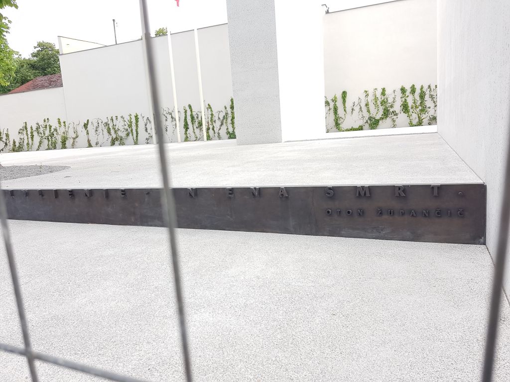 FOTO: Ste videli, kaj piše na spomeniku žrtvam vojn v Ljubljani?