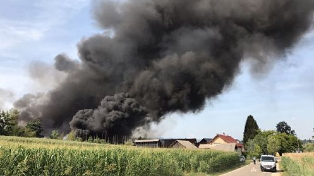 FOTO: Divja hud požar, nekaj gasilcev se je nadihalo dima