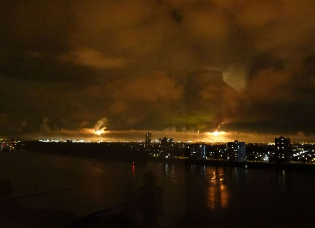 FOTO in VIDEO: Zagorela rafinerija, v zraku saje