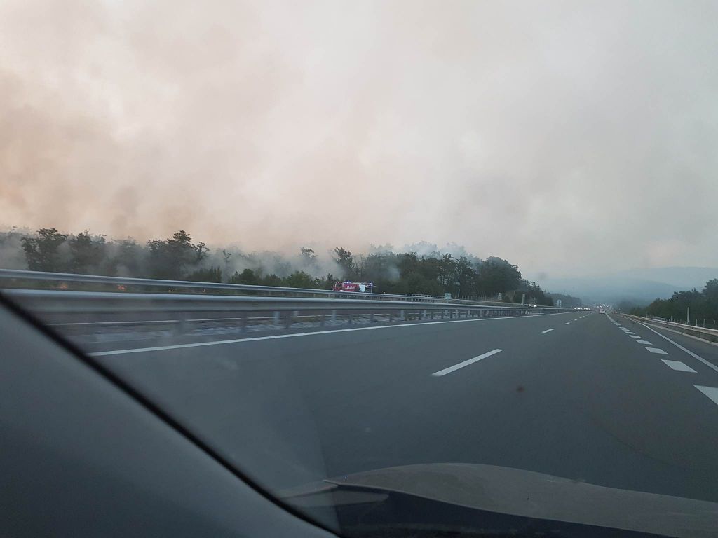 VIDEO in FOTO: Več požarov ob avtocesti, nastala je dimna zavesa