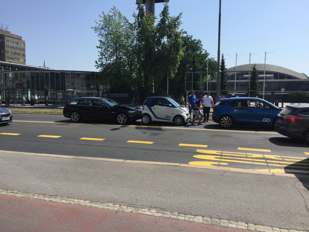 FOTO: Zmečkan BMW, so se zaleteli trije sodelavci?
