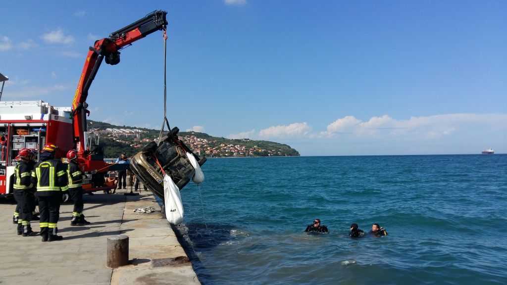FOTO: V Kopru avto končal v morju