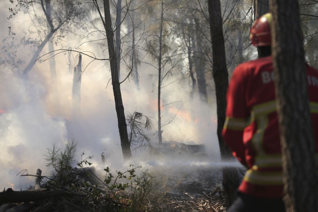 FOTO: Letovišča v ognjenih zubljih, turiste evakuirali