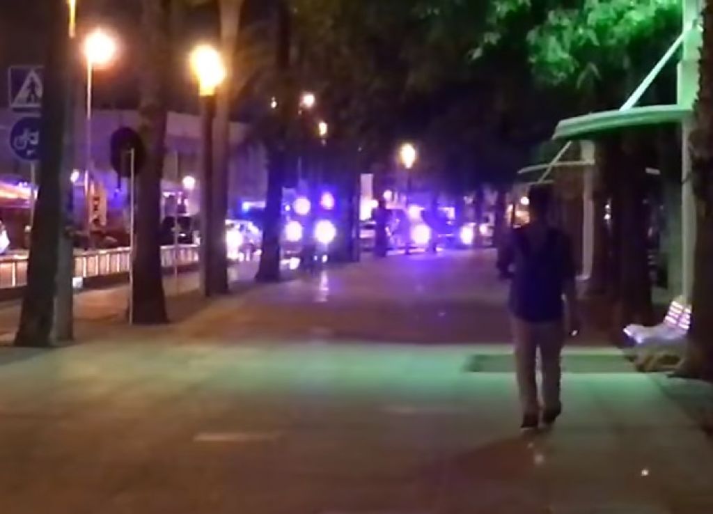 FOTO in VIDEO: Ponoči novi napad, peterica z audijem v množico