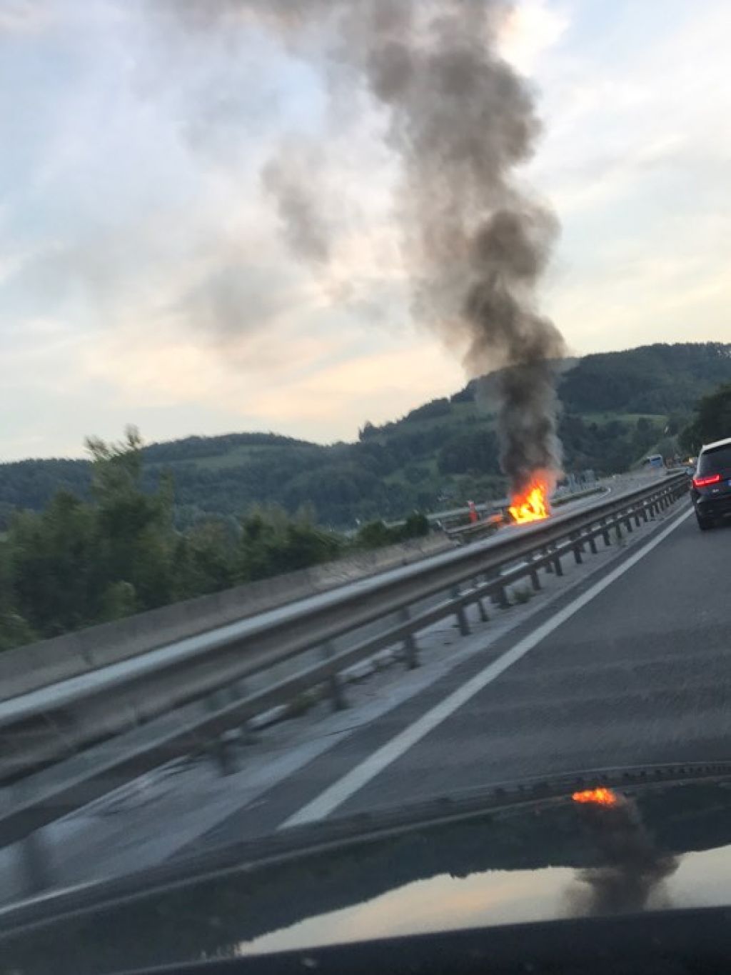 FOTO: Takole je gorelo na avtocesti