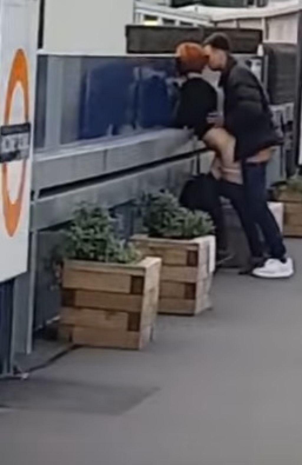 VIDEO: Le za 18+: iz dolgčasa sta se poseksala med čakanjem na vlak