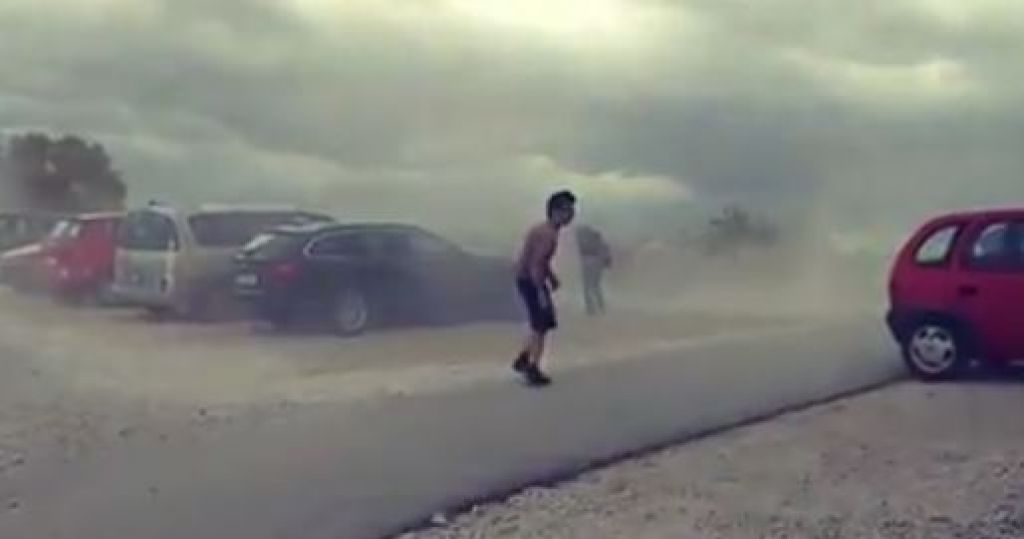VIDEO : Orkanski veter uničeval, dele države zajela prava peščena nevihta