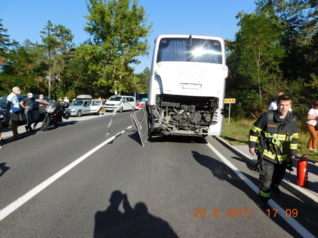FOTO: Huda nesreča, voznik ujet v objemu pločevine