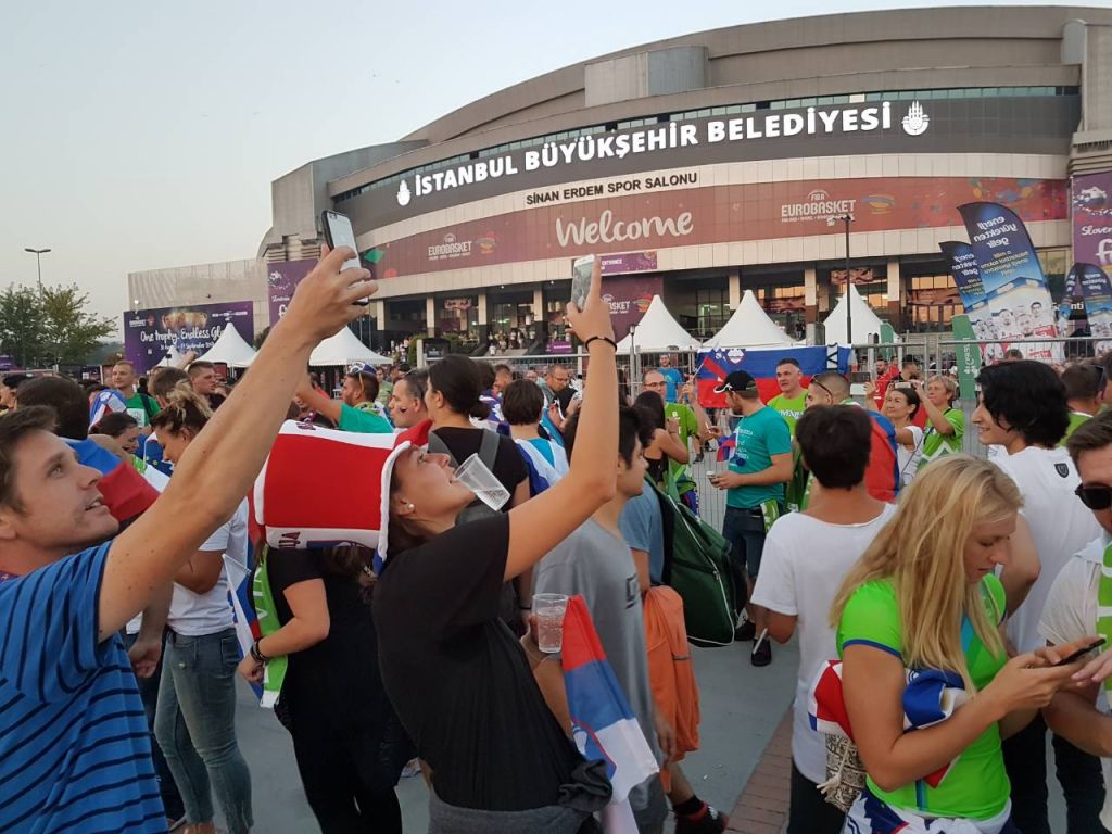 FOTO in VIDEO: Srbi imajo dovolj vstopnic za finale