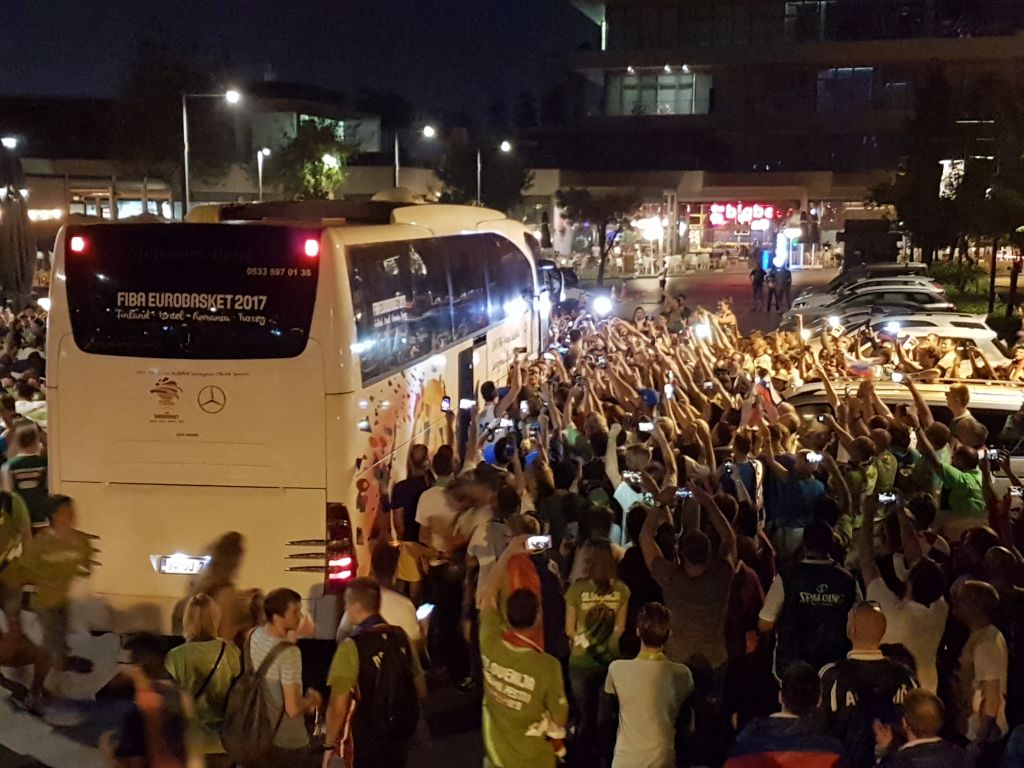 FOTO: Po tekmi za zlato: Goran Dragić usmerjal avtobus