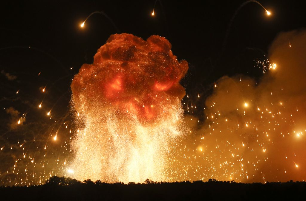 FOTO in VIDEO: V vojaškem skladišču eksplozije na pet minut 