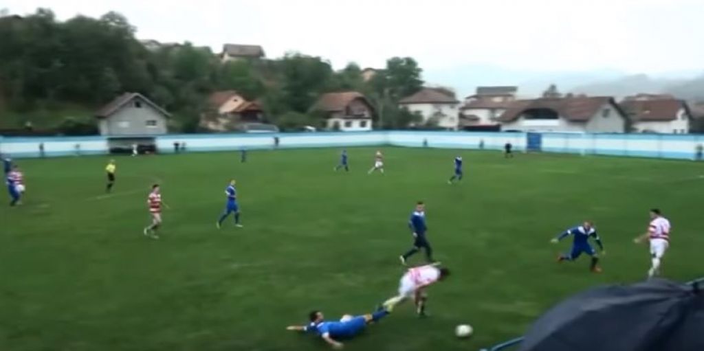 VIDEO: Po udarcu v mednožje nogometaš brez testisa