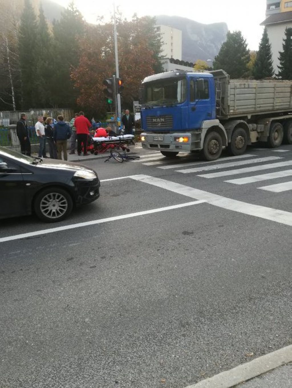 FOTO: Tovornjak podrl kolesarko (10), ob trku je krvavela