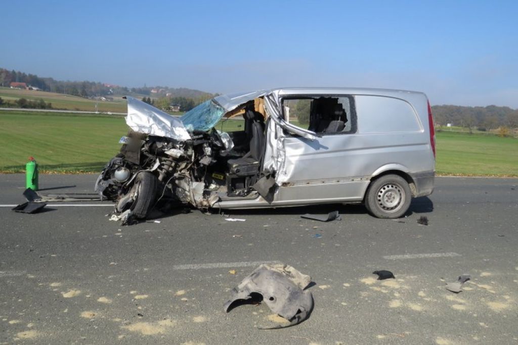FOTO: Huda nesreča pri Ljutomeru: voznik kombija je končal v ...