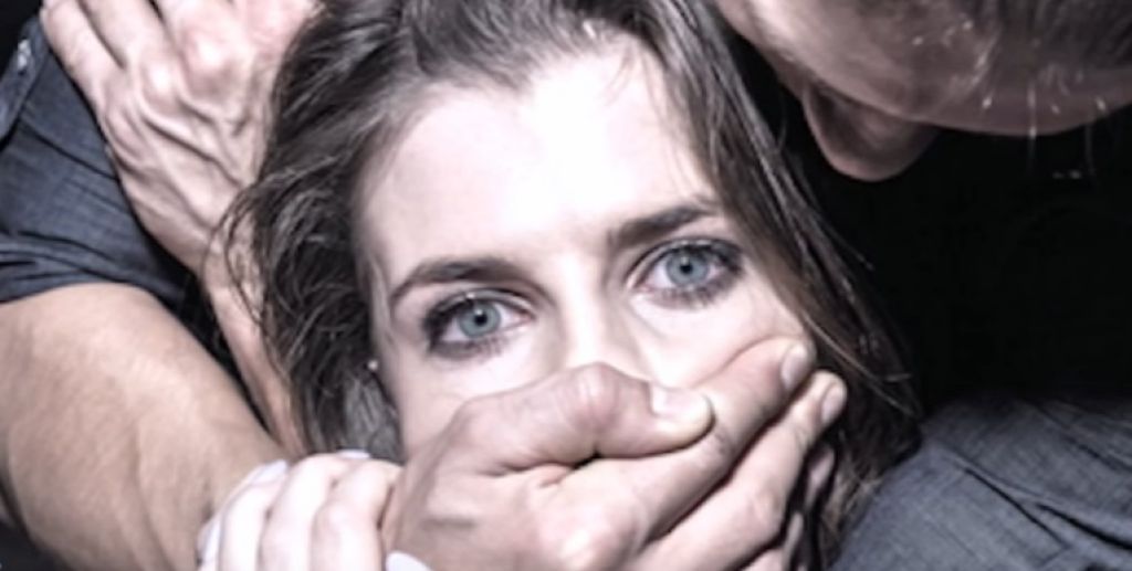 VIDEO: V šovu hočejo razkriti, kdo je posilil 12-letnico in ji naredil otroka