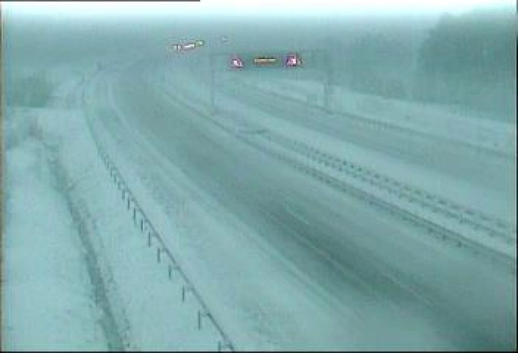 FOTO: Sneg zaprl avtocesto