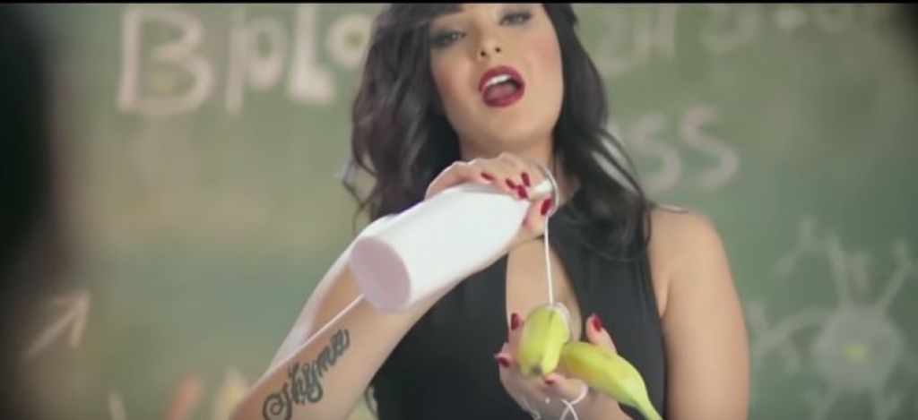 VIDEO: Pevki grozi zapor zaradi spota! Lizala je banano in kazala ogromne ...