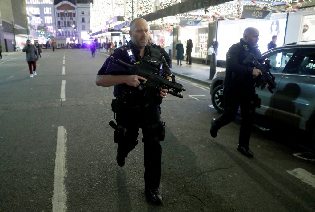FOTO: Incident sredi Londona, policija ukazala, naj se skrijejo