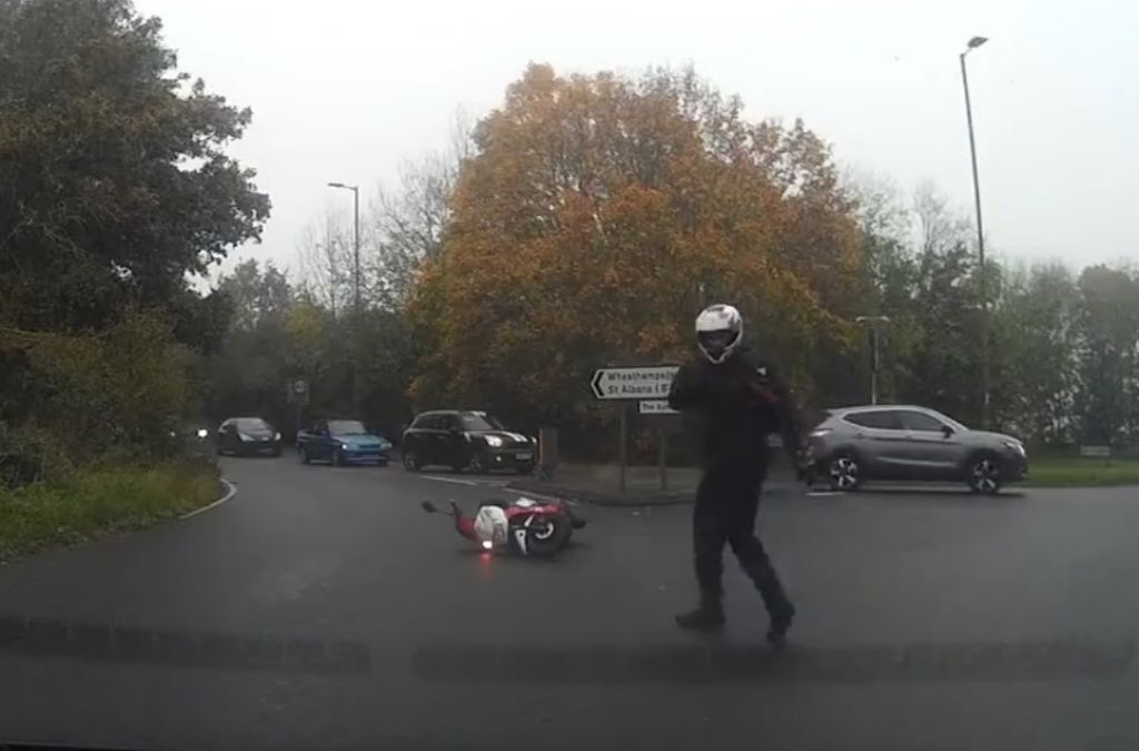 VIDEO: Nesreča v krožišču. Poglejte, kako se je končalo