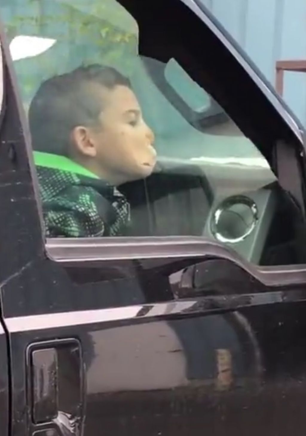 VIDEO: Kaj se zgodi, ko pustiš otroka samega v avtu?