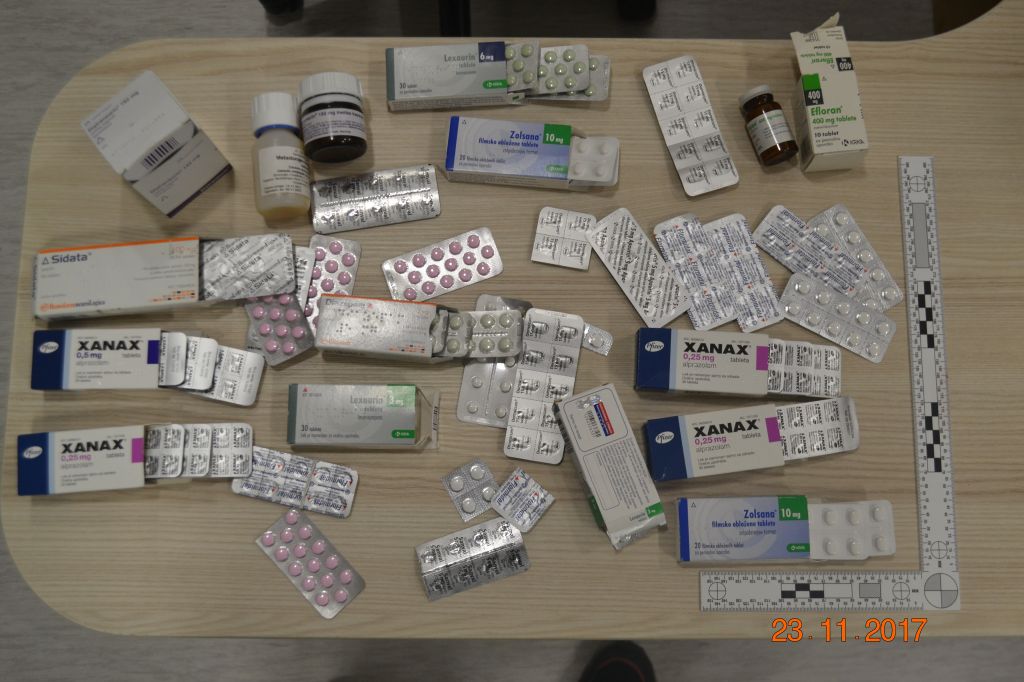 FOTO: Uživali tablete, ki so vsebovale prepovedane droge