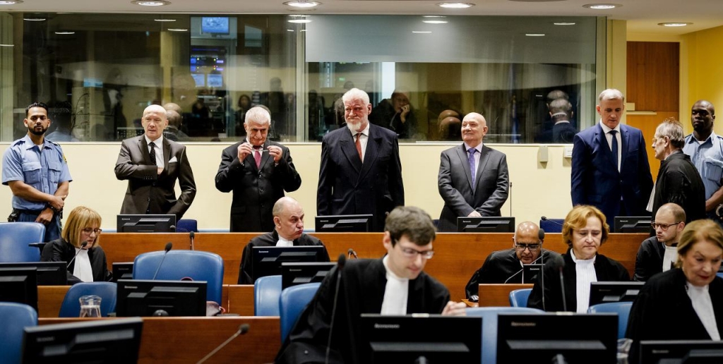 Sojenju v Haagu prekinjeno: Praljak naj bi spil strup