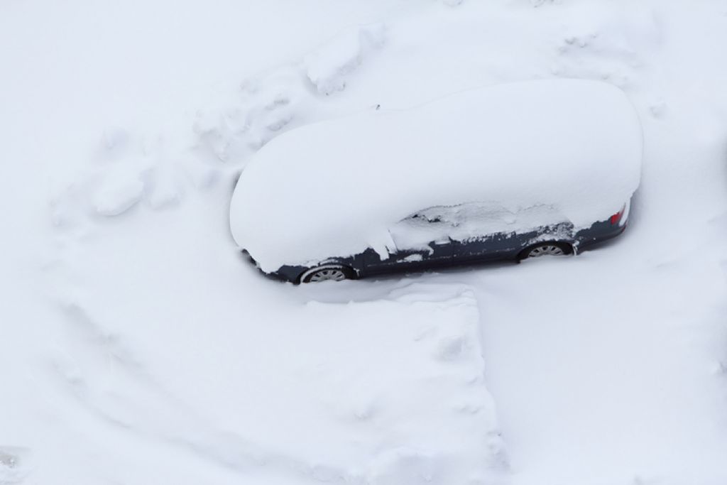 Voznika reševali iz visokega snega