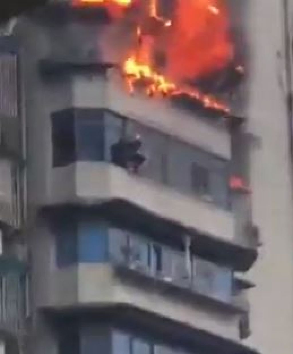 VIDEO: Grozljiv prizor z goreče stolpnice: moški se rešuje