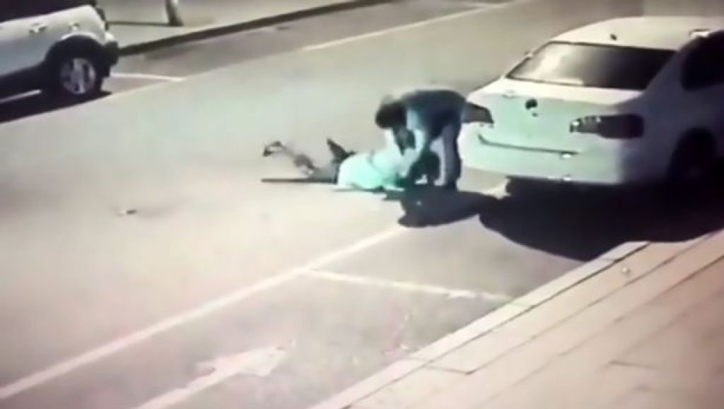 VIDEO: Na ulici zabodel žensko, nihče ji ni pomagal