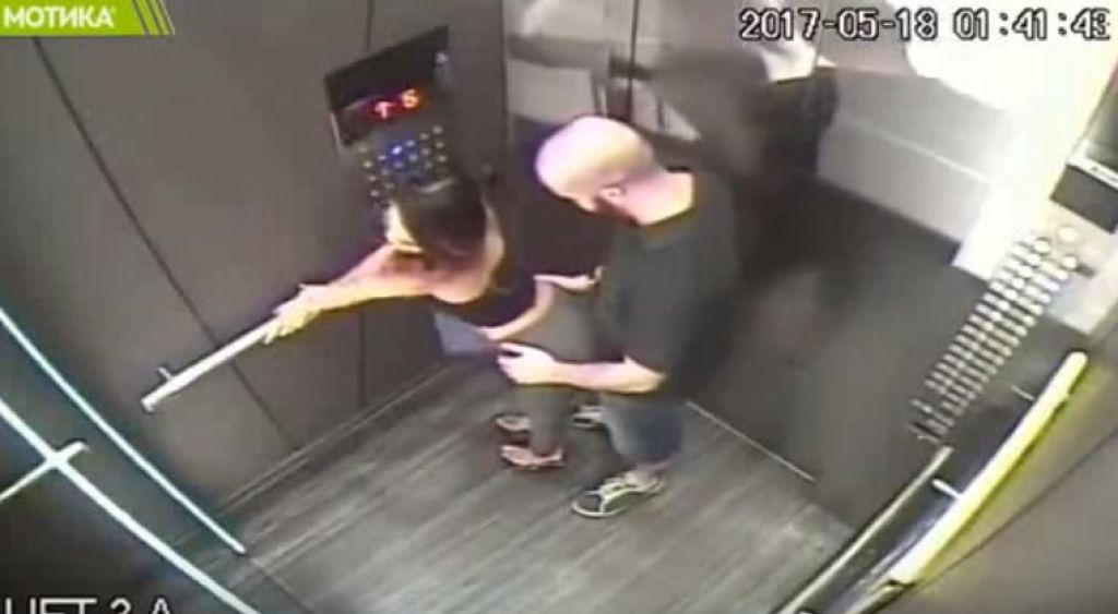 VIDEO: Hotela sta v dvigalu, a ko se je dotaknila mednožja ...