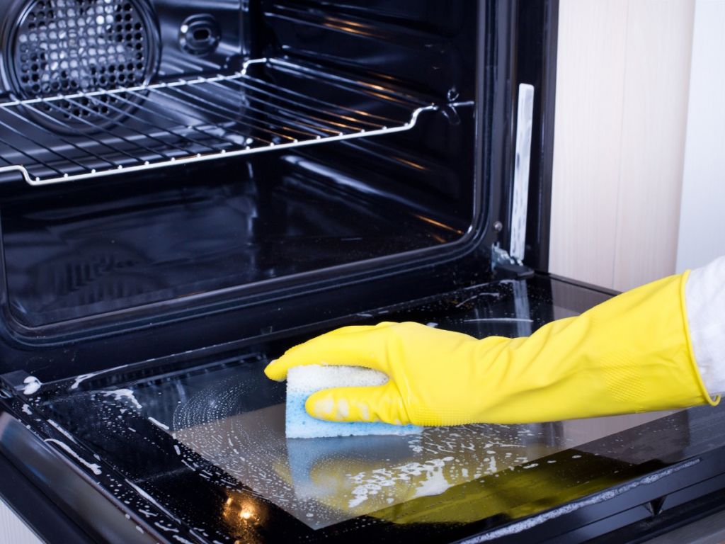 Kako očistiti pečico brez kemikalij in agresivnih detergentov